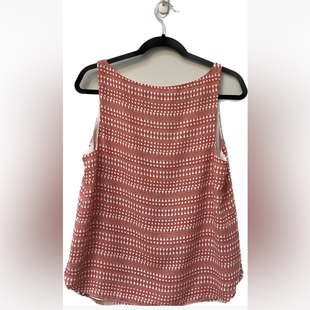 💕 Women’s LOFT sleeveless salmon top in size medium - Picture 2 of 3